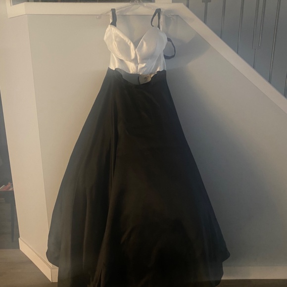 Grad gown - Picture 2 of 6